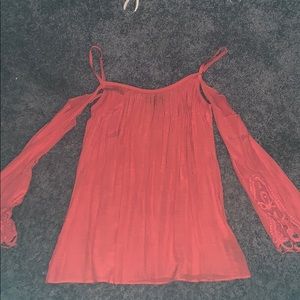 Abyer long sleeve with cut out on shoulders